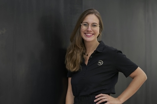 Das Bild zeigt: Antonia Keller, Stellvertretende Leitung Verwaltung von PhysioSport Köln.