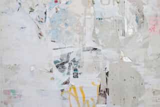 Das Bild zeigt eine Wand mit Tapetenresten.