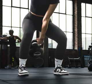 Sportlerin beim Training mit Kugelhantel für den Oberkörper bei PhysioSport Köln.