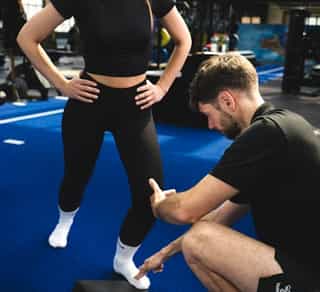 Frau beim Training zur Verbesserung der Beinmuskulatur mit Physiotherapeuten von Physiosport Köln..