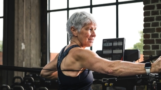 Frau beim Training an Geräten für den Oberkörper bei PhysioSport Köln.
