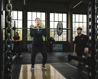 Frau beim Training mit Langhantel bei PhysioSport Köln..