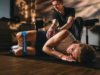 Physiotherapeut von PhysioSport Köln behandelt eine Patientin mit Physiotherapie.