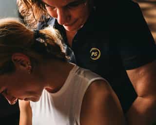 Mitarbeiterin von PhysioSport Köln bearbeitet die Hüftbeweglichkeit einer Patientin.