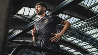 Mann auf einem Laufband bei PhysioSport Köln, der Oberkörper wird gezeigt.