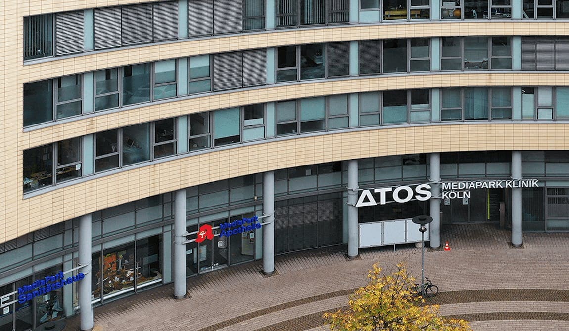 Das Bild zeigt eine Aussenansicht von schräg oben. Zu sehen ist die Fassade und der Eingang von Physiosport im Mediapark.