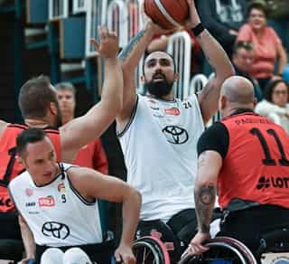 Zu sehen ist eine Szene aus einem Basketballspiel der Köln 99ers Rollstuhlbasketball, den Partnern von Physiosport Köln.