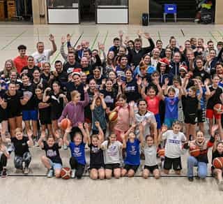 Zu sehen sind die Mitglieder des Vereins Opladen Wings, den Partnern von Physiosport. Kinder, Jugendliche und Erwachsene, männlich und weiblich, haben sich zu einem lockeren Gruppenfoto versammelt.