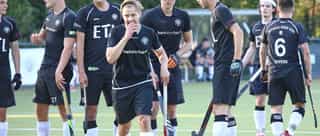 Das Bild zeigt eine Szene aus einem Feldhockeyspiel der Herrenmannschaft von Schwarz-Weiss Köln mit 8 Spielern, den Partnern von Physiosport Köln.