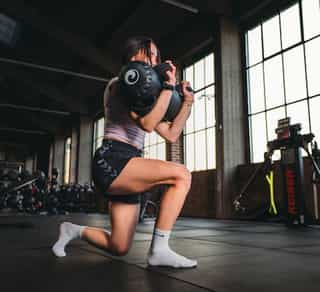 Sportlerin beim Training in der Trainingshalle von PhysioSport Köln nach Kreuzbandriss.