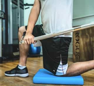 Zu sehen ist ein Golfspieler beim Training zur Verbesserung seiner Leistung mittels TPI-Golfscreening, begleitet durch PhysioSport Köln.