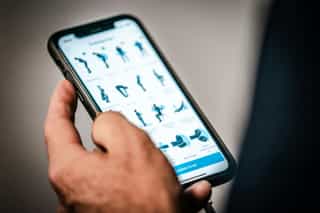 Zu sehen ist ein ein Mobiltelefon mit einer App zur Verbesserung der Leistung mittels TPI-Golfscreening durch PhysioSport Köln.