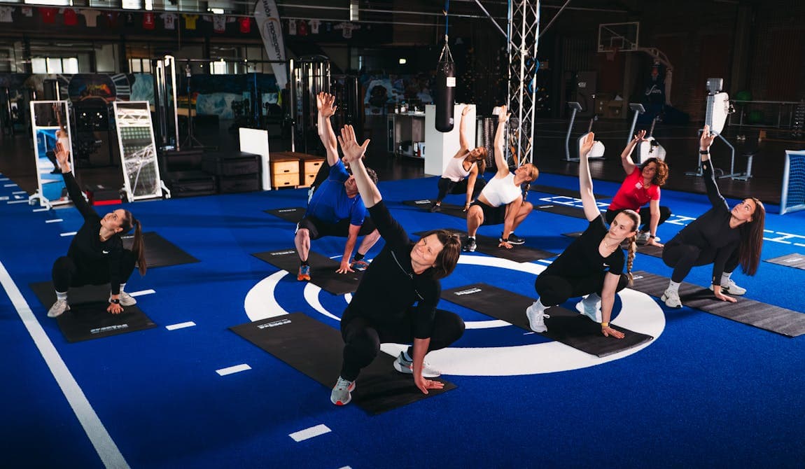Zu sehen ist eine Gruppe von Menschen, die bei PhysioSport Köln an einem Gruppentraining teilnimmt.