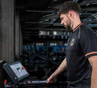 Trainer von Physiosport Köln bei der Analyse von Trainingsprozessen.