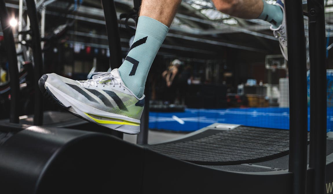 Sportler bei der eingehenden Bewegungsanalyse auf dem Laufband bei PhysioSport Köln.