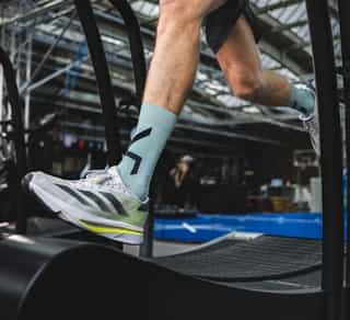 Patient bei der eingehenden Bewegungsanalyse auf dem Laufband bei PhysioSport Köln.