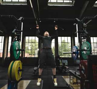Sportler bei Training in der Trainingshalle von PhysioSport Köln.