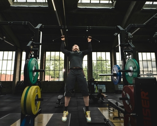 Sportler beim Training in der Trainingshalle von PhysioSport Köln.