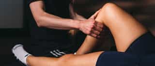 Physiotherapeut von PhysioSport Köln untersucht Patientin nach Kreuzbandverletzung.