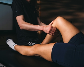 Physiotherapeut von PhysioSport Köln untersucht Patientin nach Bone Bruise.