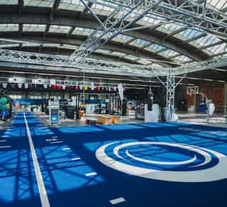 Einblick in eine Trainingshalle von Physiosport Köln. Zu sehen ist die Trainingsfläche und diverse Trainingsstationen.