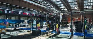 Einblick in die Trainingsfläche bei PhysioSport Köln mit diversen Geräten und Übungsstationen.