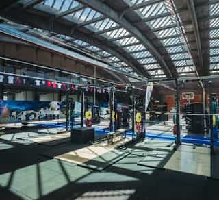 Einblick in die Trainingsfläche bei Physiosport Köln mit diversen Geräten und Übungsstationen.