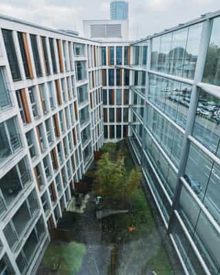 Zu sehen ist die Fassade des Standortes Deutz von Physiosport Köln.