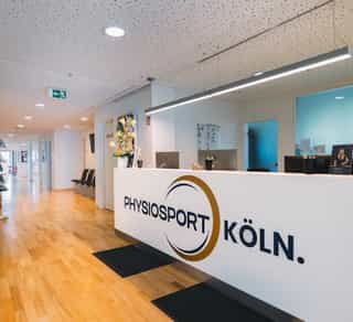 Zu sehen ist der Eingangsbereich von PhysioSport Köln. Hier der Standort Mediapark.