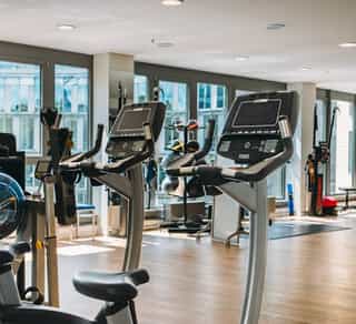 Zu sehen ist ein Innenraum von PhysioSport Köln mit diversen Trainingsgeräten.