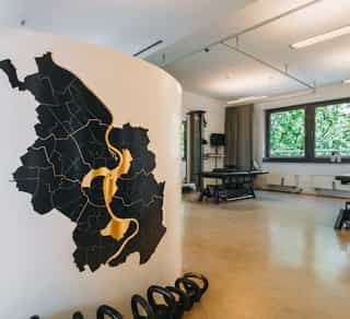 Zu sehen ist der innere Bereich von PhysioSport Köln, hier der Standort Mediapark, mit Spezialisten zum Thema Bandscheibenvorfälle.