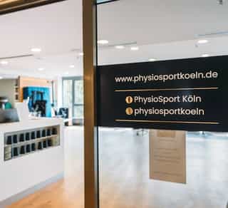 Zu sehen ist der Eingangsbereich vom Standort Mediapark. PhysioSport Köln heisst Sie willkommen.