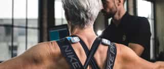 Zu sehen ist eine Patientin mit einem Physiotherapeuten von PhysioSport Köln bei gezielten Schulterübungen nach Schulterluxation.