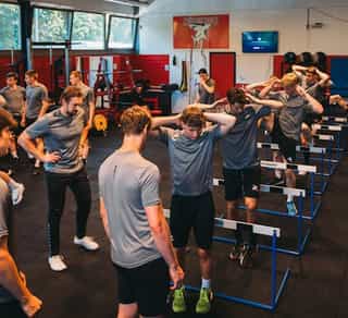 Profisportler beim intensiven Sprungkrafttraining unter Anleitung von Physiosport Köln.