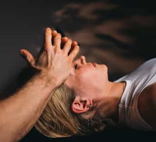 Zu sehen ist eine Patientin in Nahaufnahme von der Seite während einer CMD Behandlung bei PhysioSport Köln.