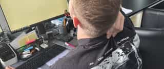 Man sieht einen männlichen Sportler mit Nacken und Rückenscherzen in der Behandlung von PhysioSport Köln.