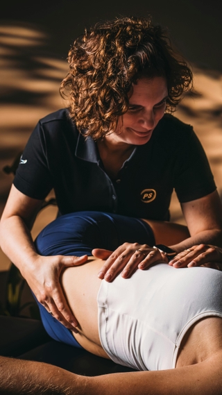 Physiotherapeutin von PhysioSport Köln behandelt eine Patientin nach McKenzie Therapie.