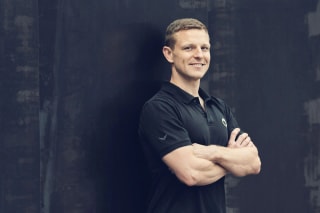 Auf dem Bild ist Stefan Frech zu sehen, er ist Leiter Osteopathie standortübergreifend bei PhysioSport Köln.