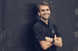 Auf dem Bild ist Steffen Schröder zu sehen, er ist Leiter Osteopathie standortübergreifend bei PhysioSport Köln.