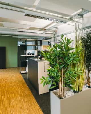 Zu sehen sind weitere offene Büros von PhysioSport Köln im Headquarter in Köln Mülheim.