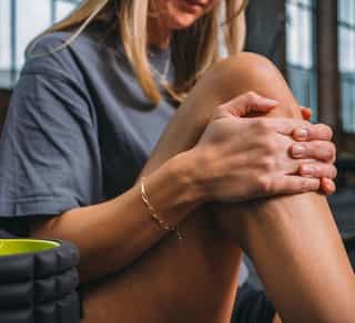 Zu sehen ist eine junge Frau, die nach Verletzung am Knie bei PhysioSport Köln behandelt wird.