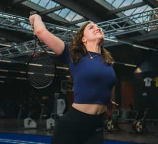 Sportlerin während Übungen bei PhysioSport Köln nach Schulterbeschwerden.