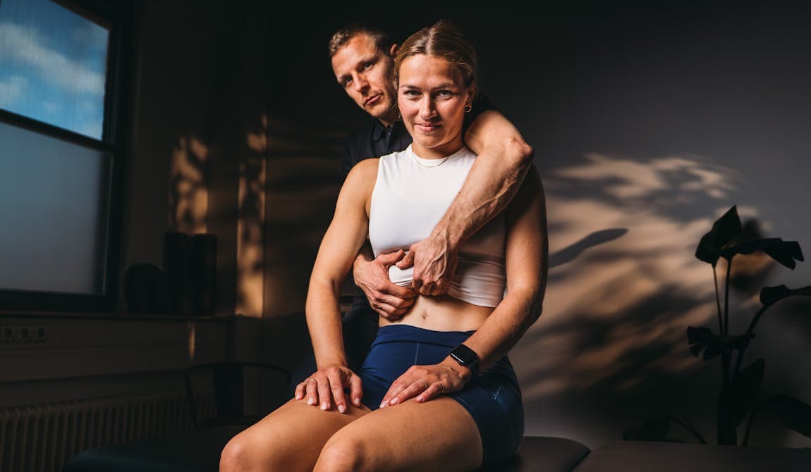 Eingehende osteopathische Behandlung bei PhysioSport Köln an Patientin im Schulterbereich.